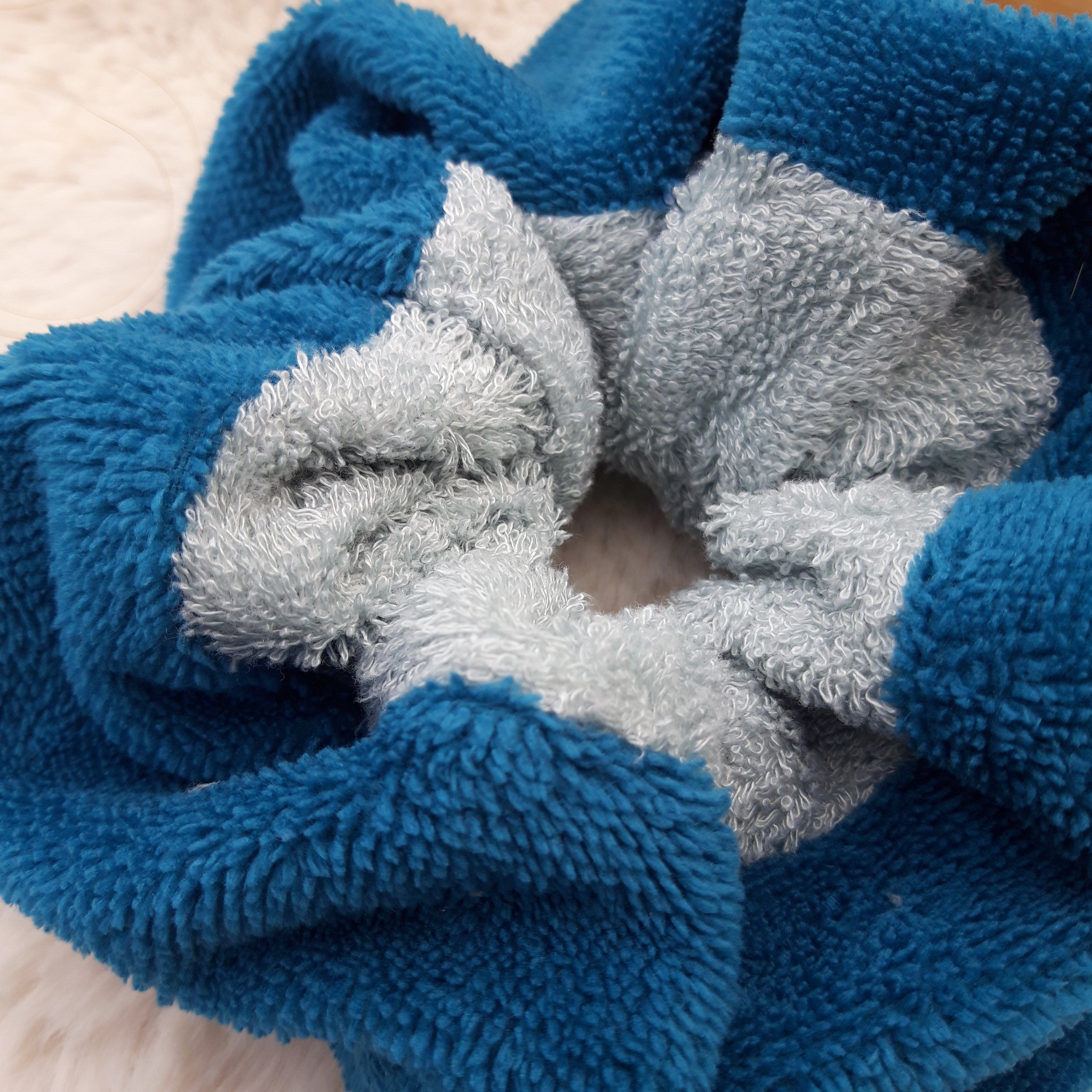 Fleur de douche bleue canard et bleue claire