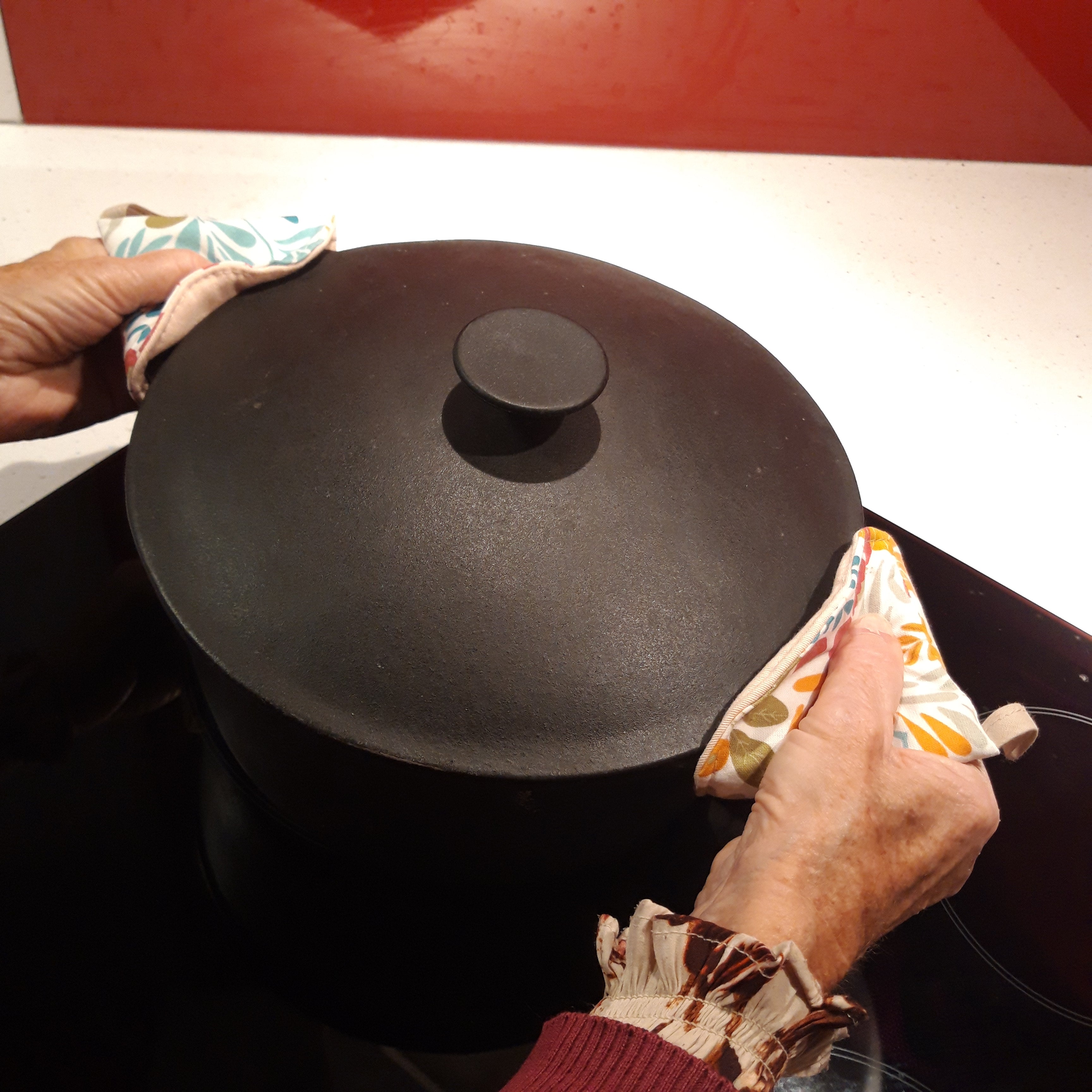 Manique conique pour fait-tout en fonte résistante à la chaleur fleurie léger