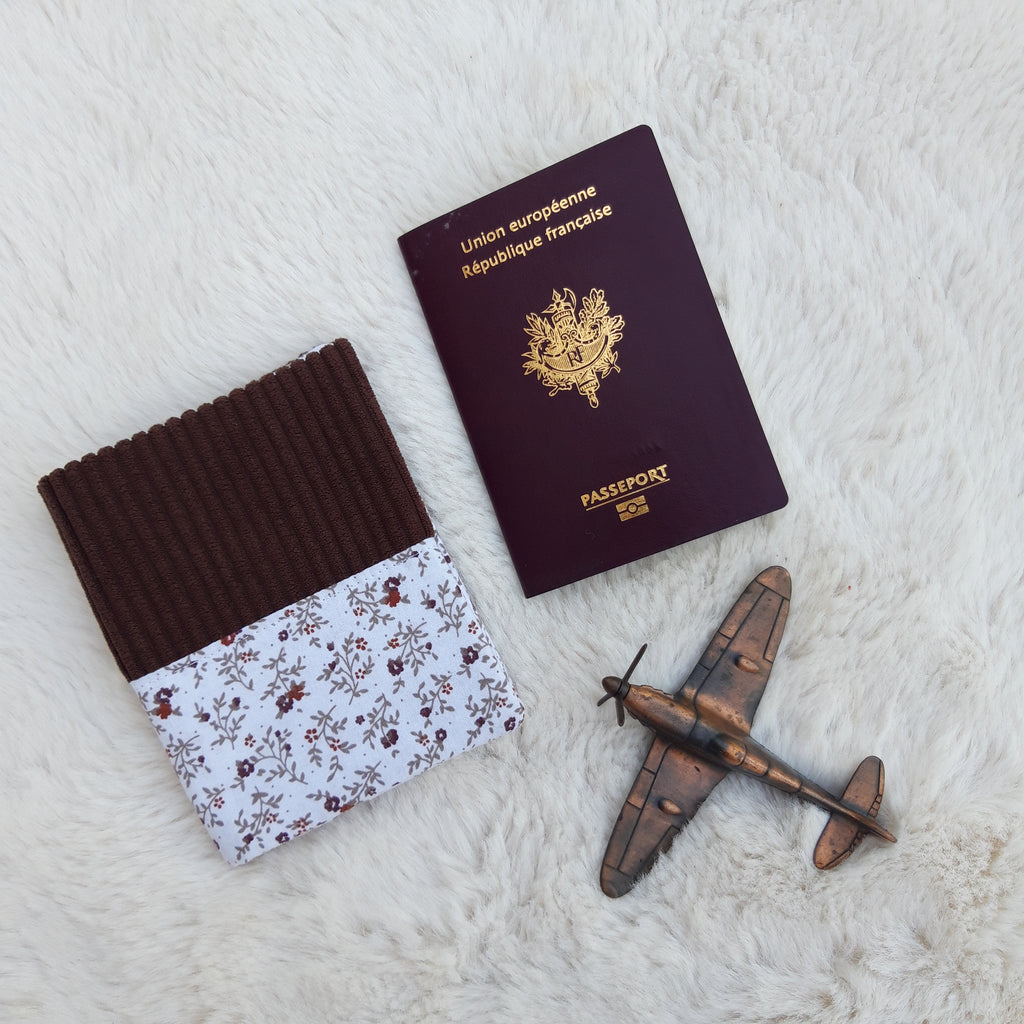Protège passeport marron avec petites fleurs