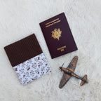 Protège passeport marron avec petites fleurs