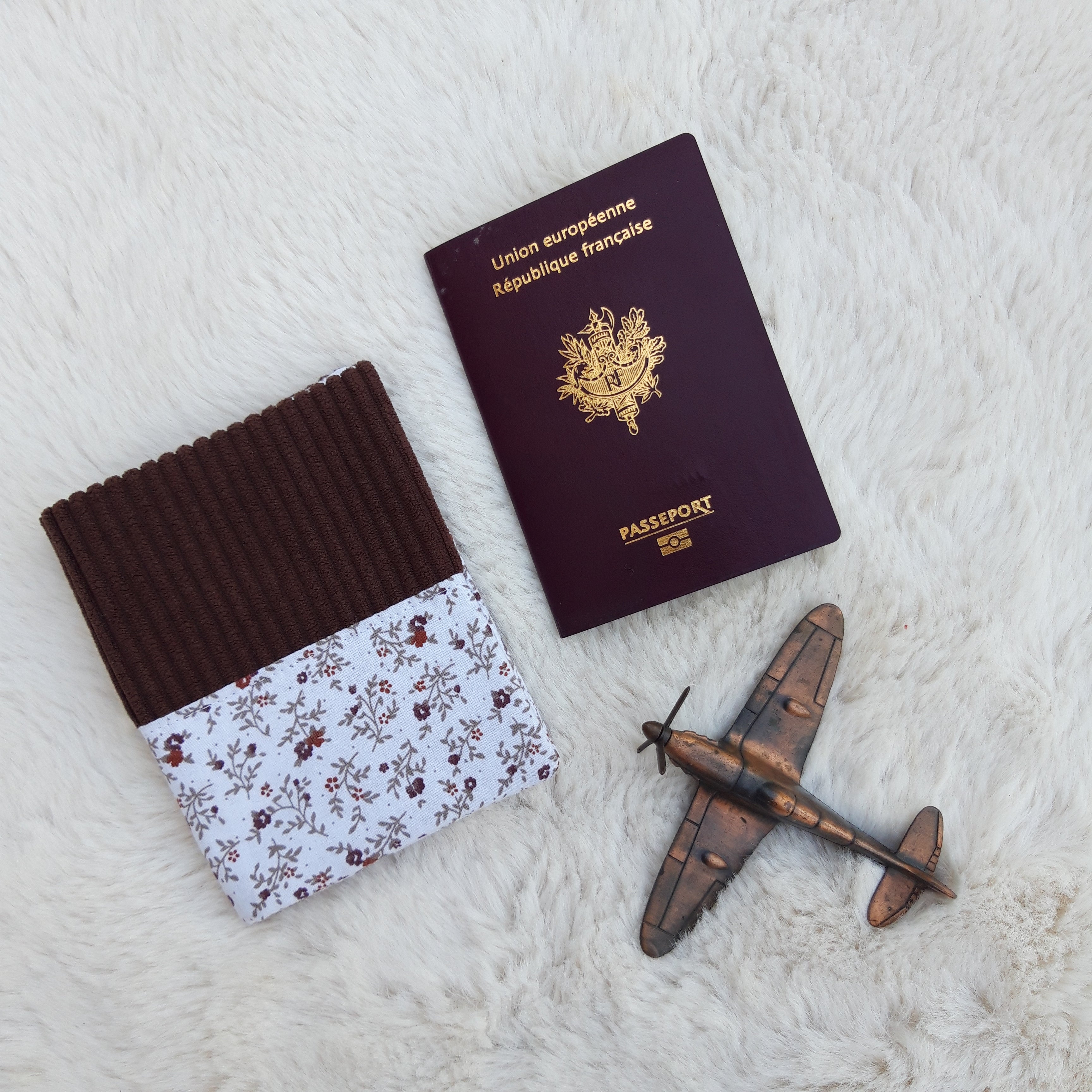 Protège passeport marron avec petites fleurs