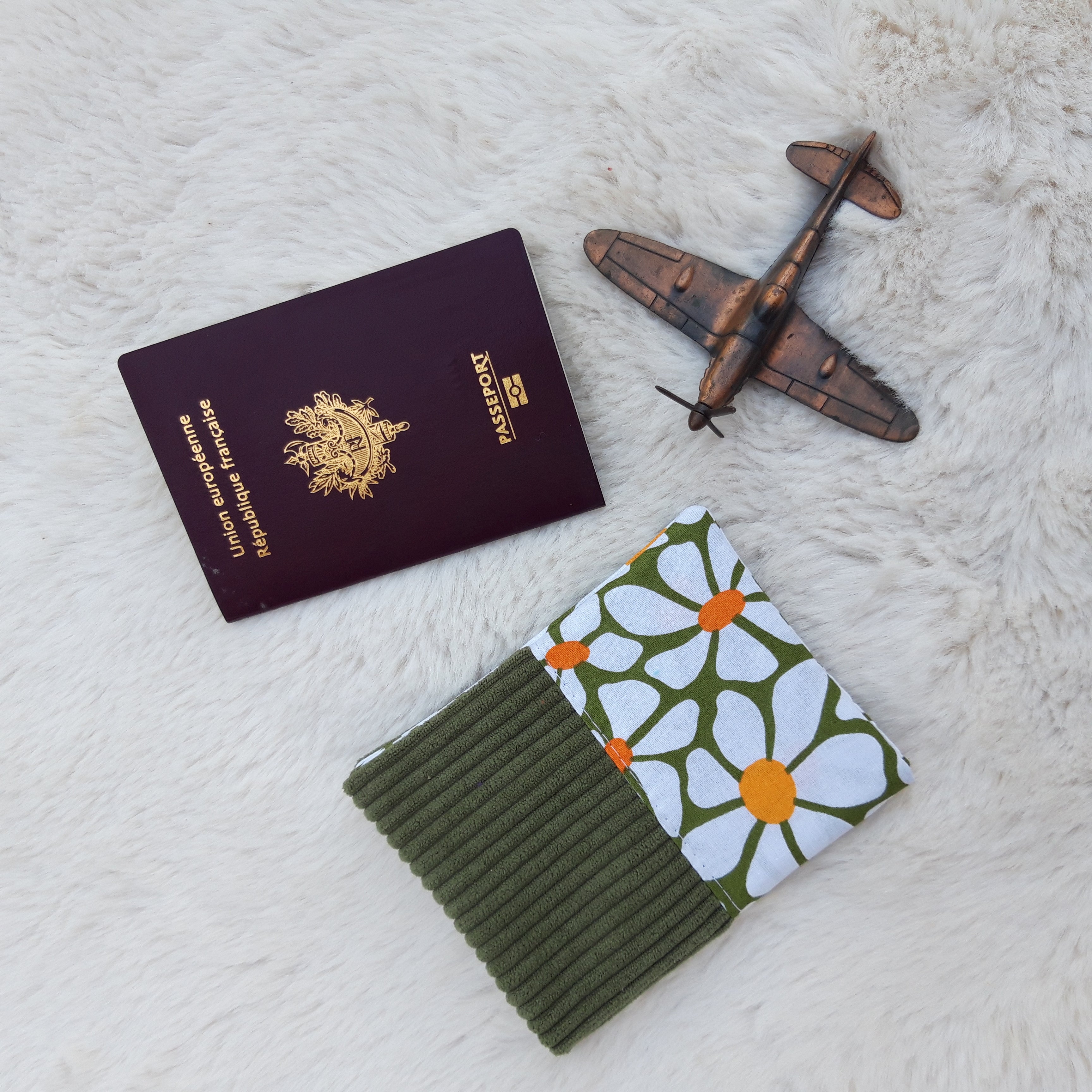Protège passeport vert fleuri