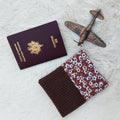 Protège passeport marron avec petites fleurs