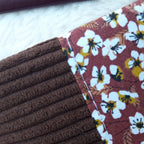 Protège passeport marron avec petites fleurs