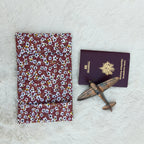 Protège passeport marron avec petites fleurs