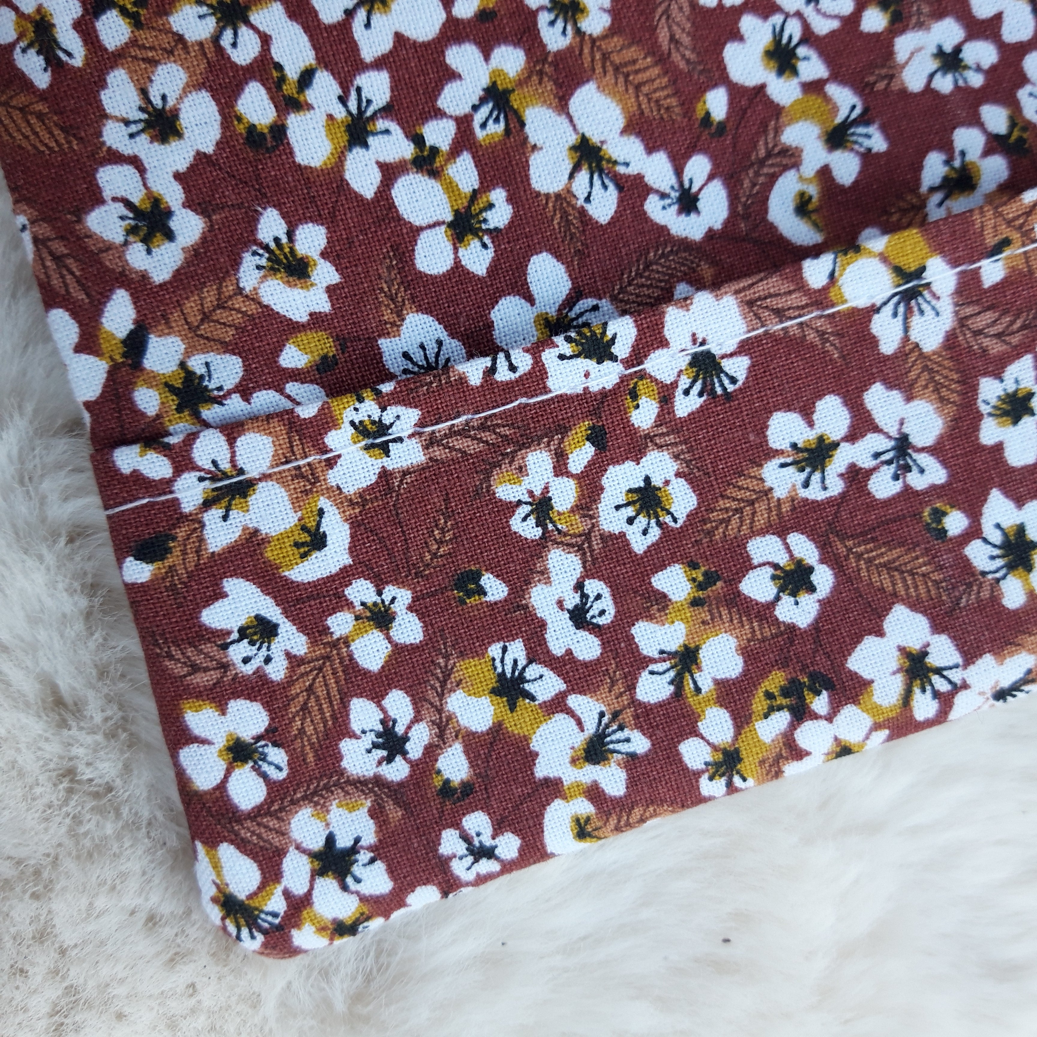 Protège passeport marron avec petites fleurs