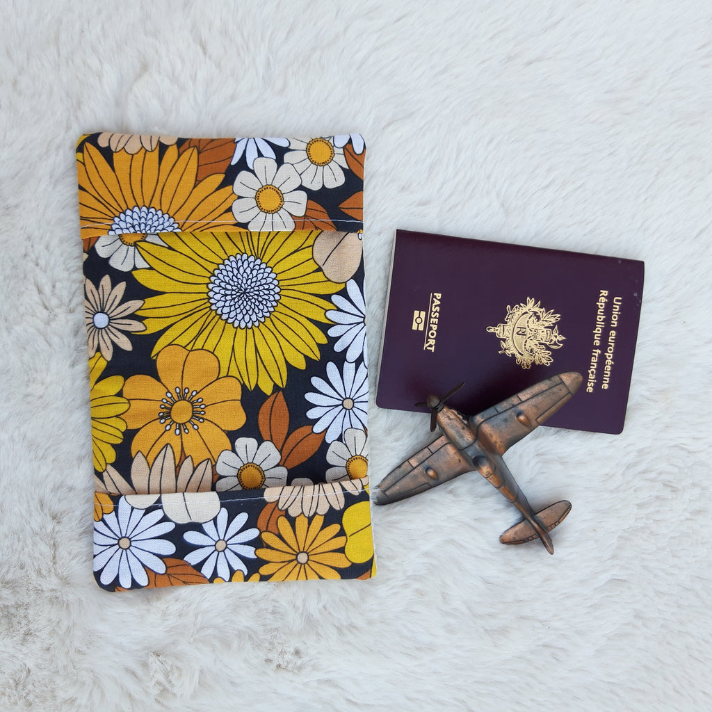 Protège passeport beige et fleurs jaunes vintage