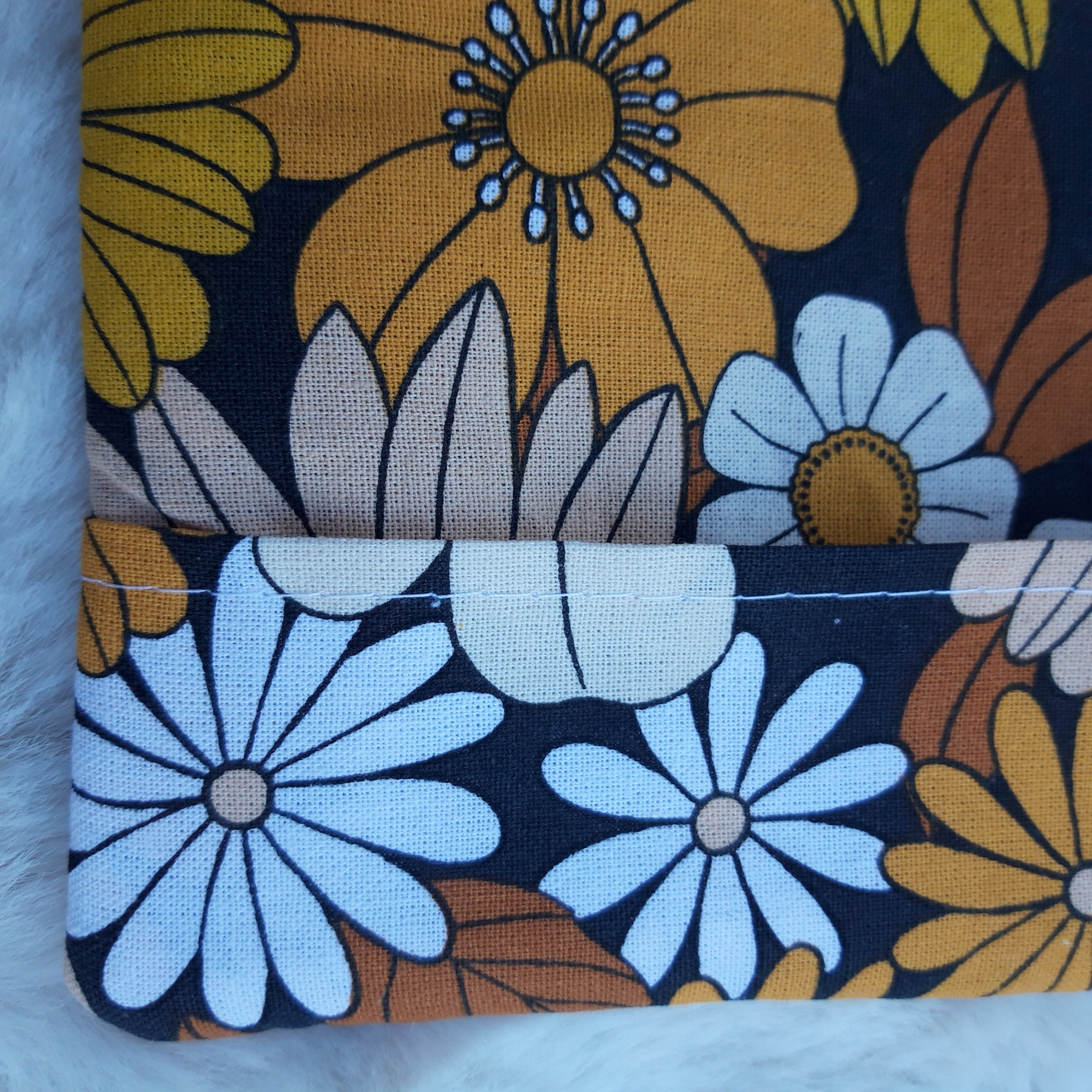 Protège passeport beige et fleurs jaunes vintage