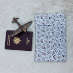 Protège passeport marron avec petites fleurs