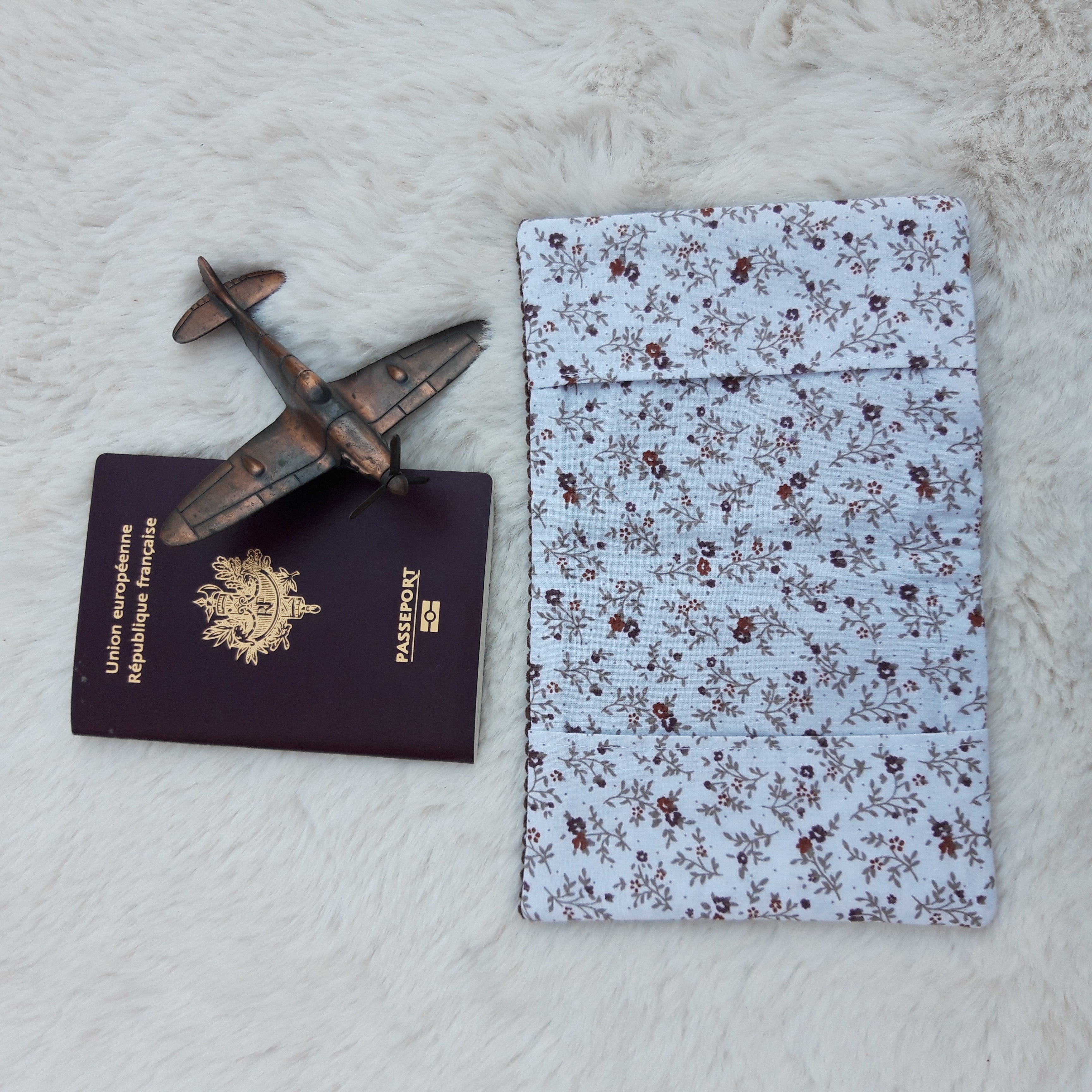 Protège passeport marron avec petites fleurs