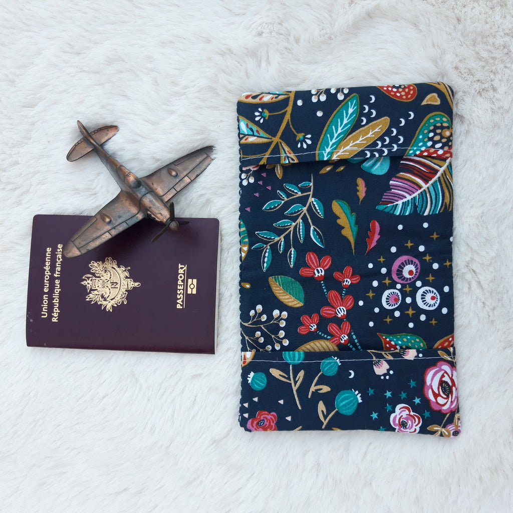 Protège passeport bleu marine avec fleurs