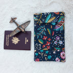 Protège passeport bleu marine avec fleurs
