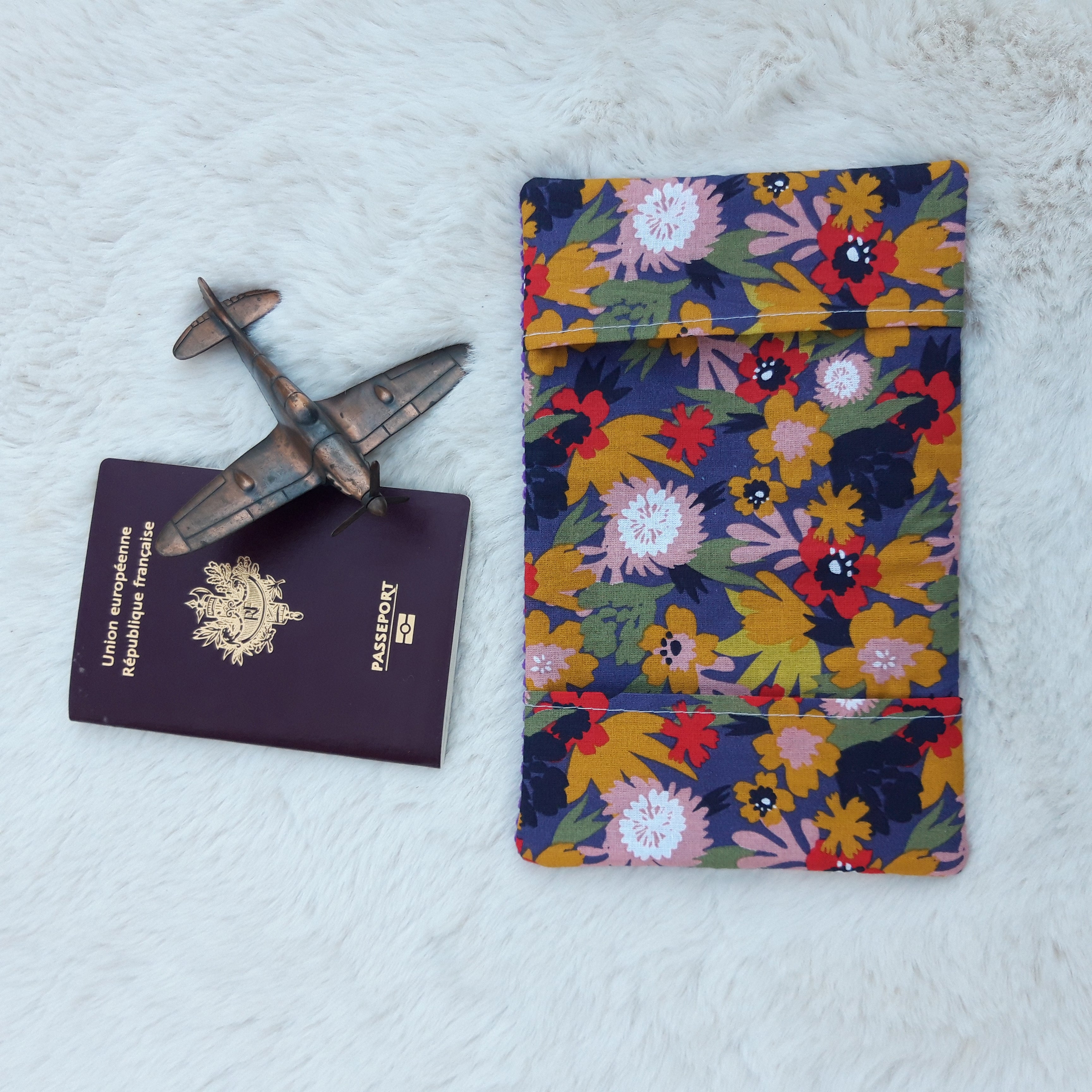 Protège passeport violet avec fleurs moutarde