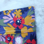 Protège passeport violet avec fleurs moutarde