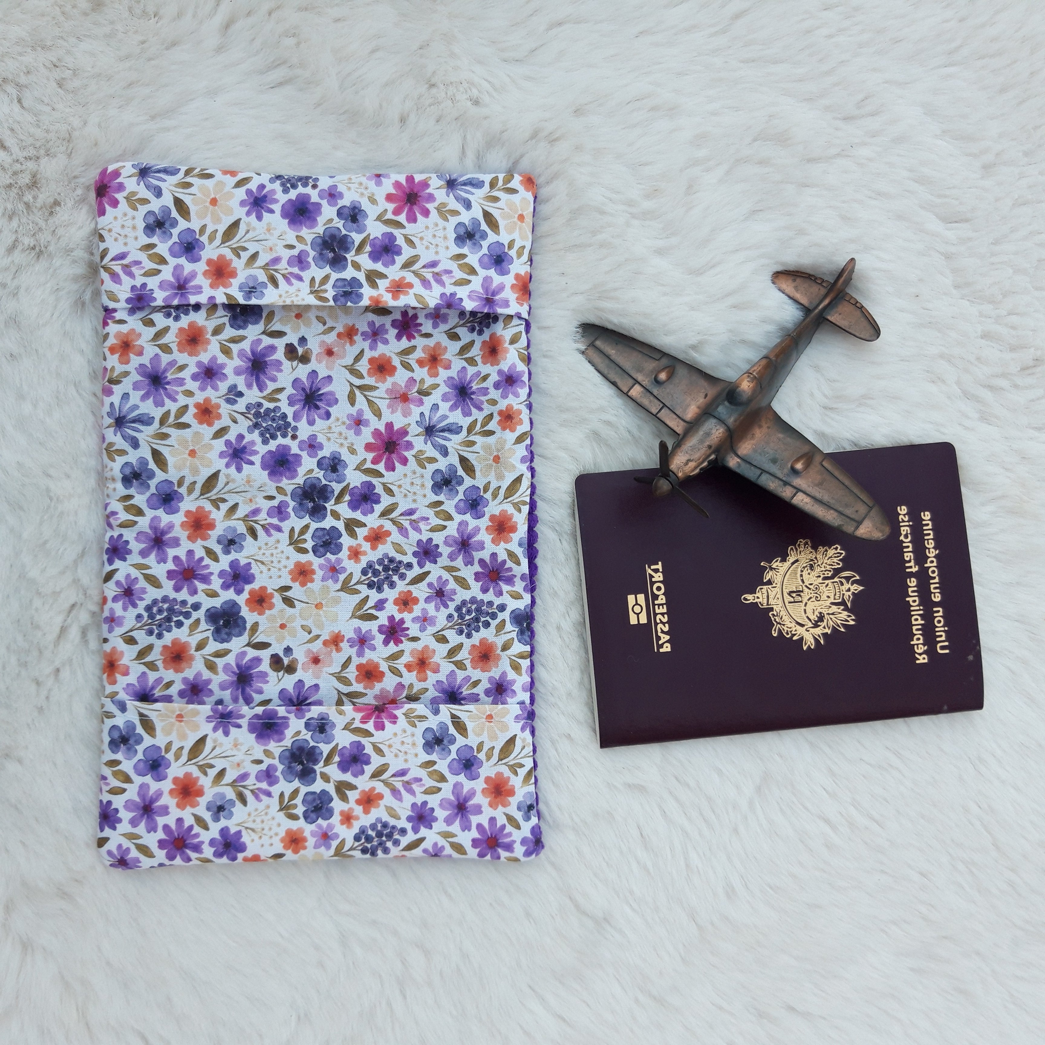 Protège passeport violet avec petites fleurs