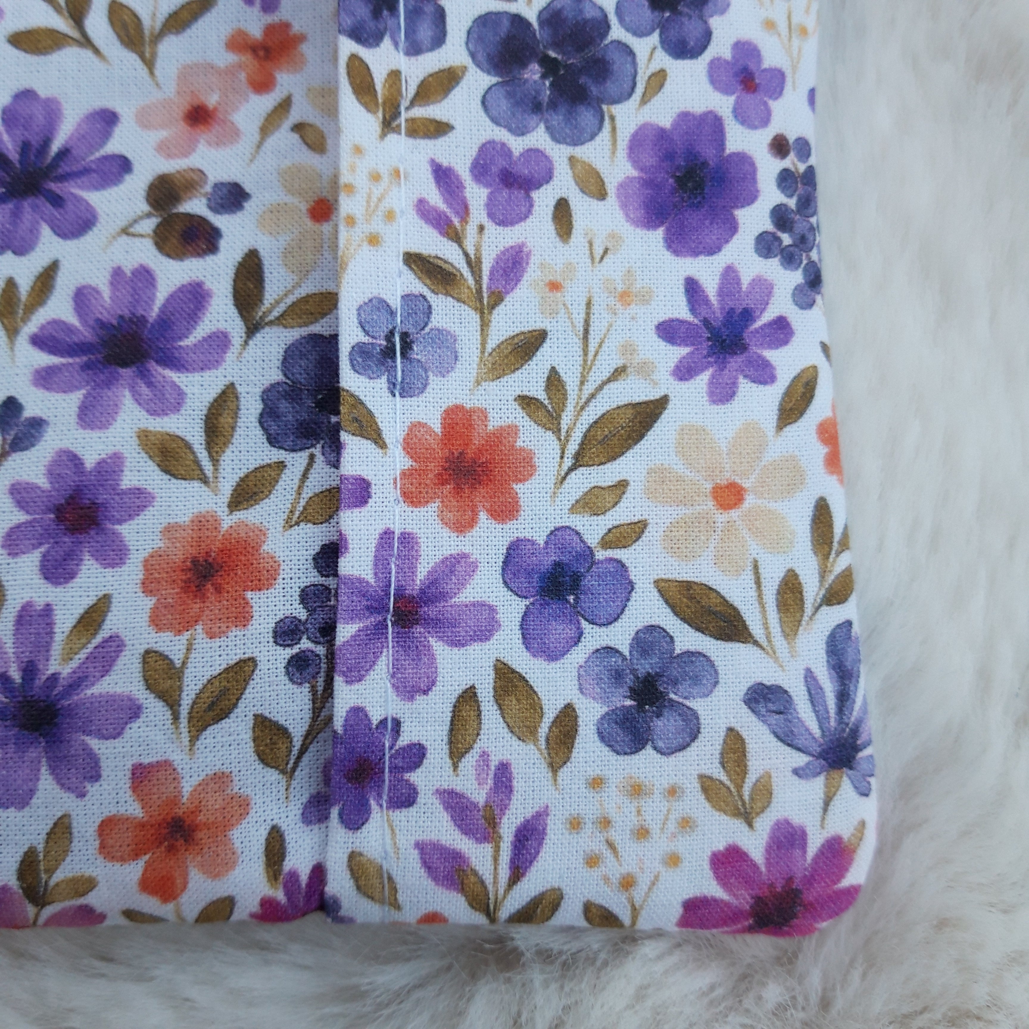 Protège passeport violet avec petites fleurs