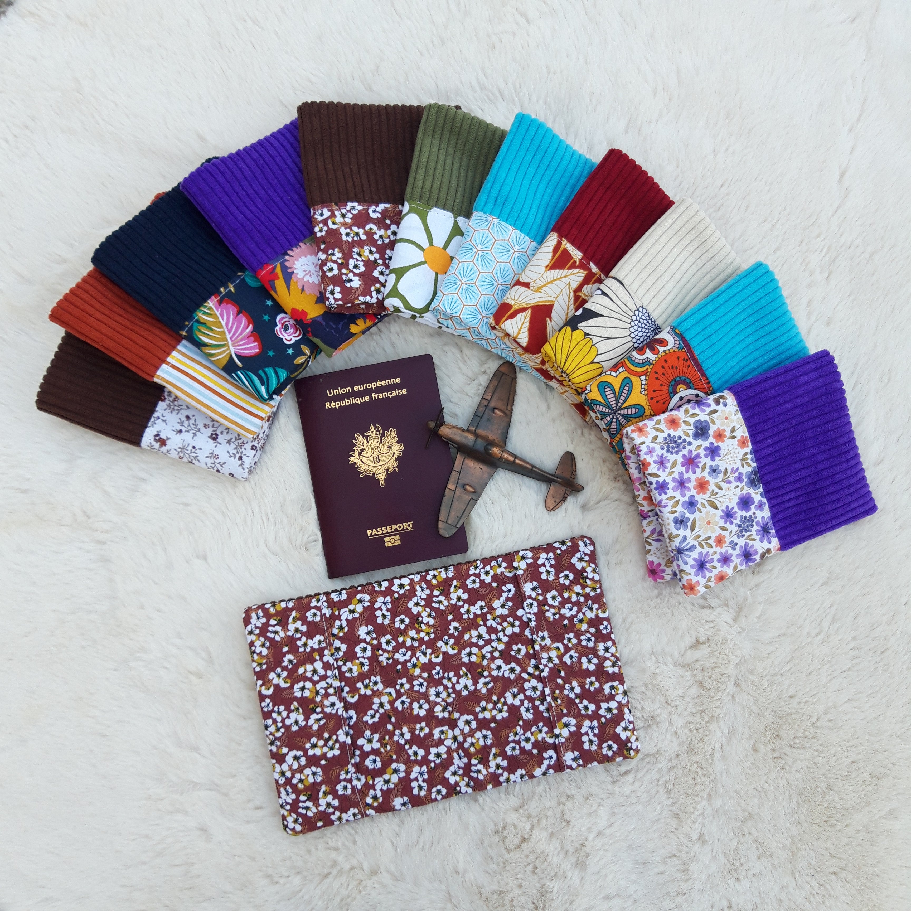 Protège passeport violet avec petites fleurs