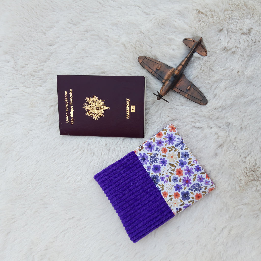 Protège passeport violet avec petites fleurs