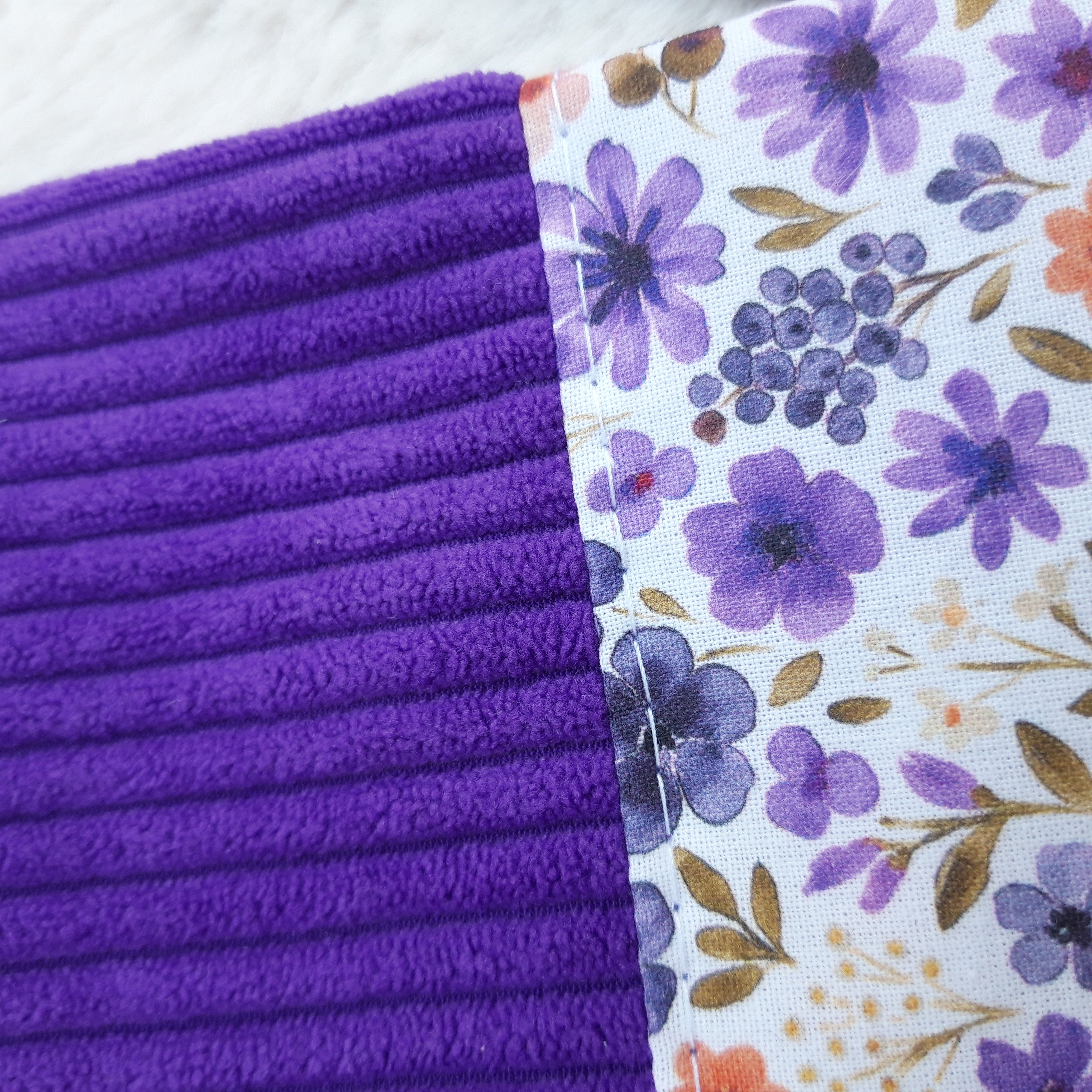 Protège passeport violet avec petites fleurs