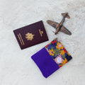 Protège passeport violet avec fleurs moutarde