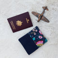 Protège passeport bleu marine avec fleurs