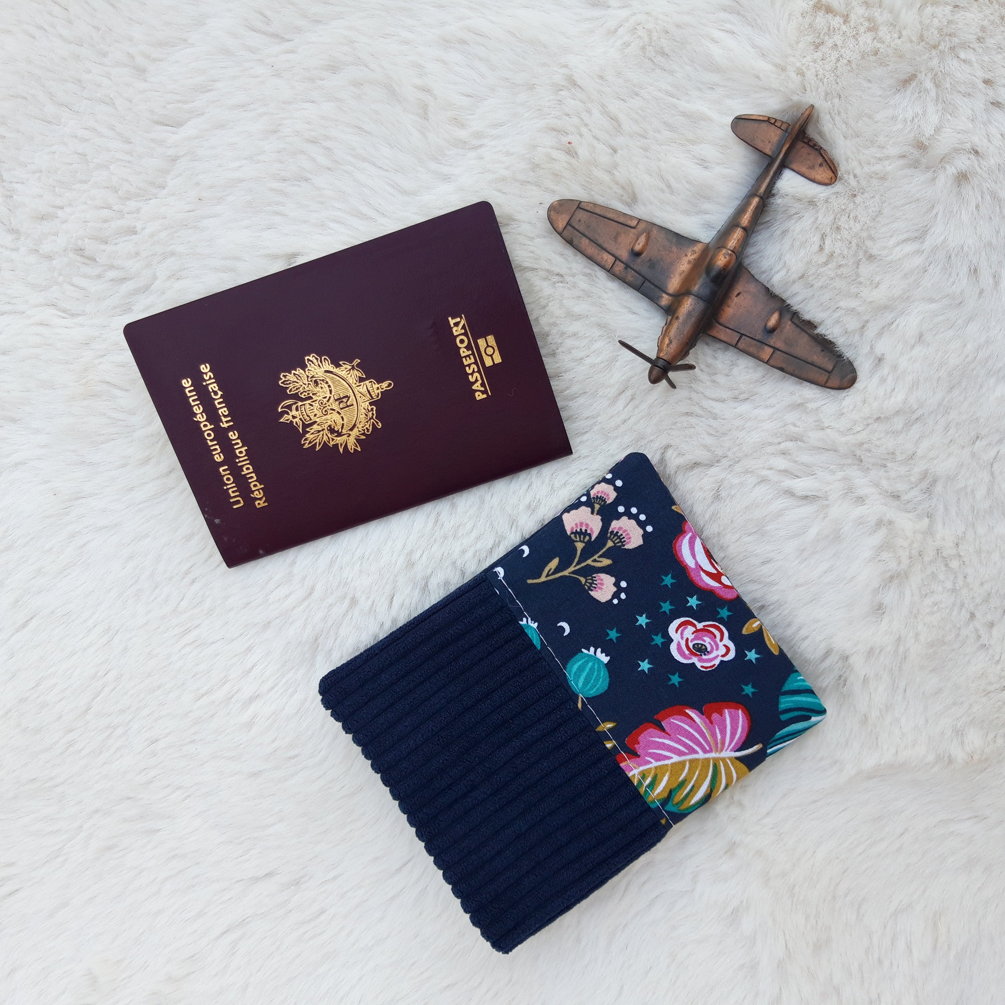 Protège passeport bleu marine avec fleurs