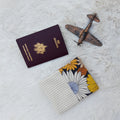 Protège passeport beige et fleurs jaunes vintage