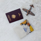 Protège passeport beige et fleurs jaunes vintage