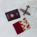 Protège passeport rouge avec feuilles