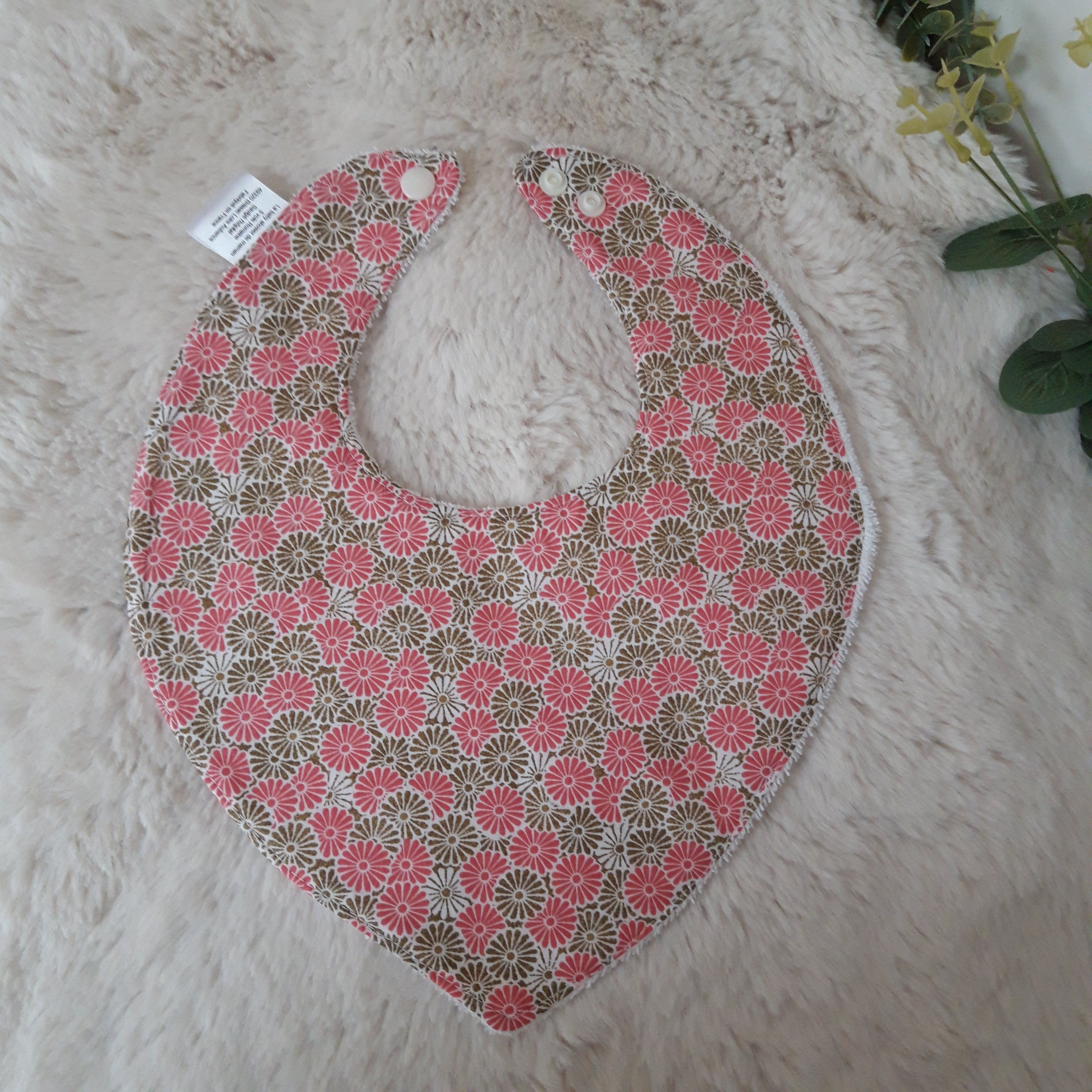 bavoir-bebe-bandana-eponge-coton-pression-baby-shower-maman-fleur-rose-dore