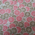 bavoir-bebe-bandana-eponge-coton-pression-baby-shower-maman-fleur-rose-dore