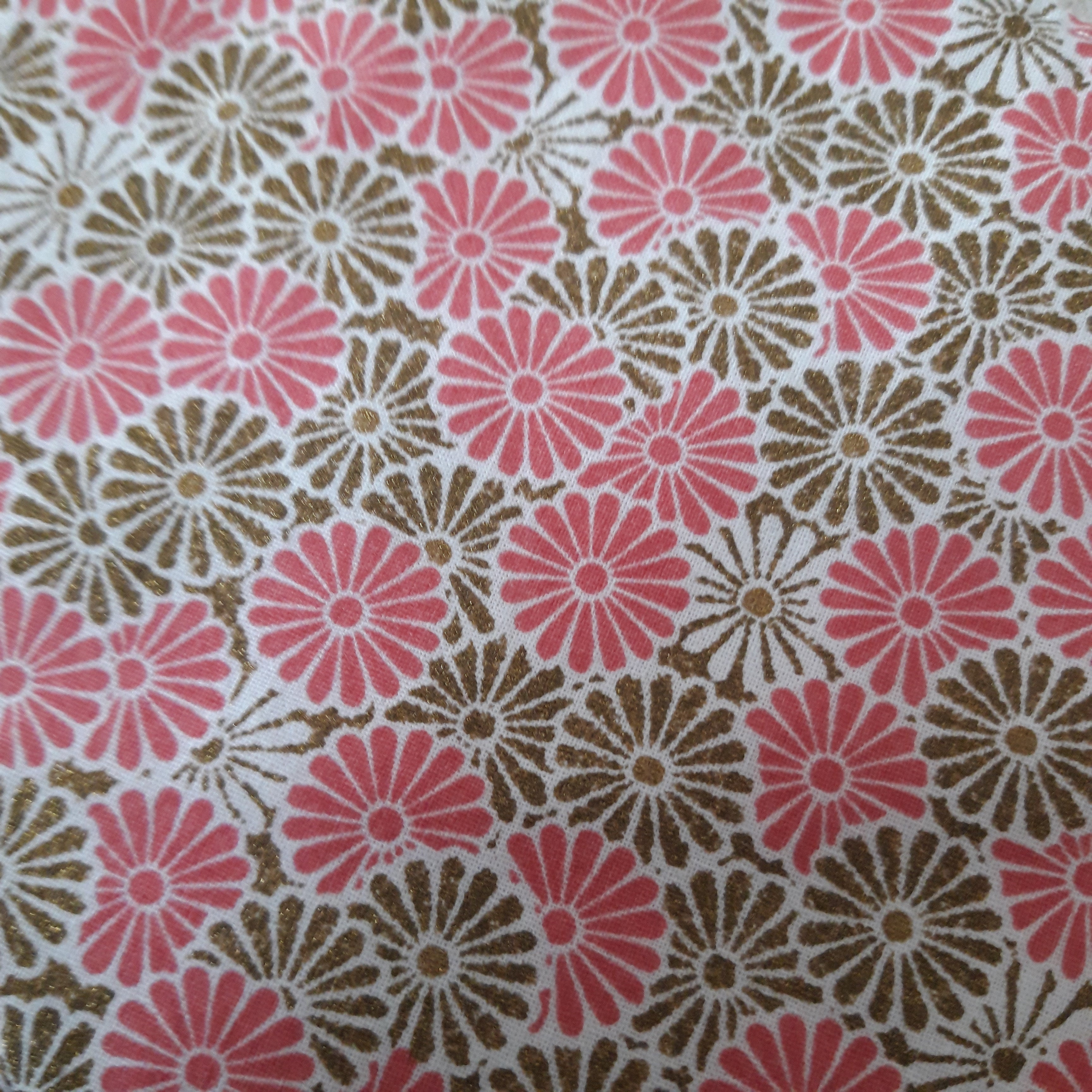 bavoir-bebe-bandana-eponge-coton-pression-baby-shower-maman-fleur-rose-dore