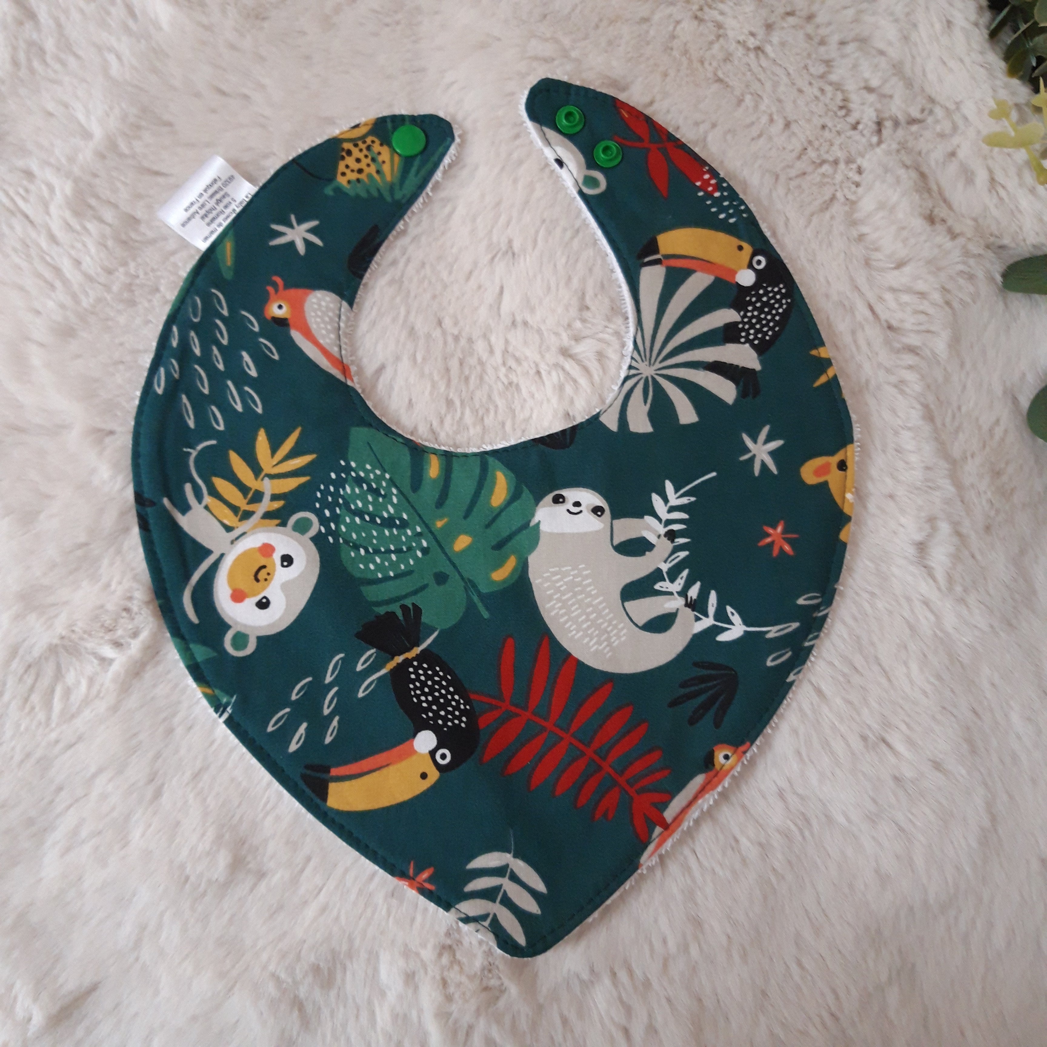 bavoir-bebe-bandana-eponge-coton-pression-baby-shower-maman-jungle-blanc