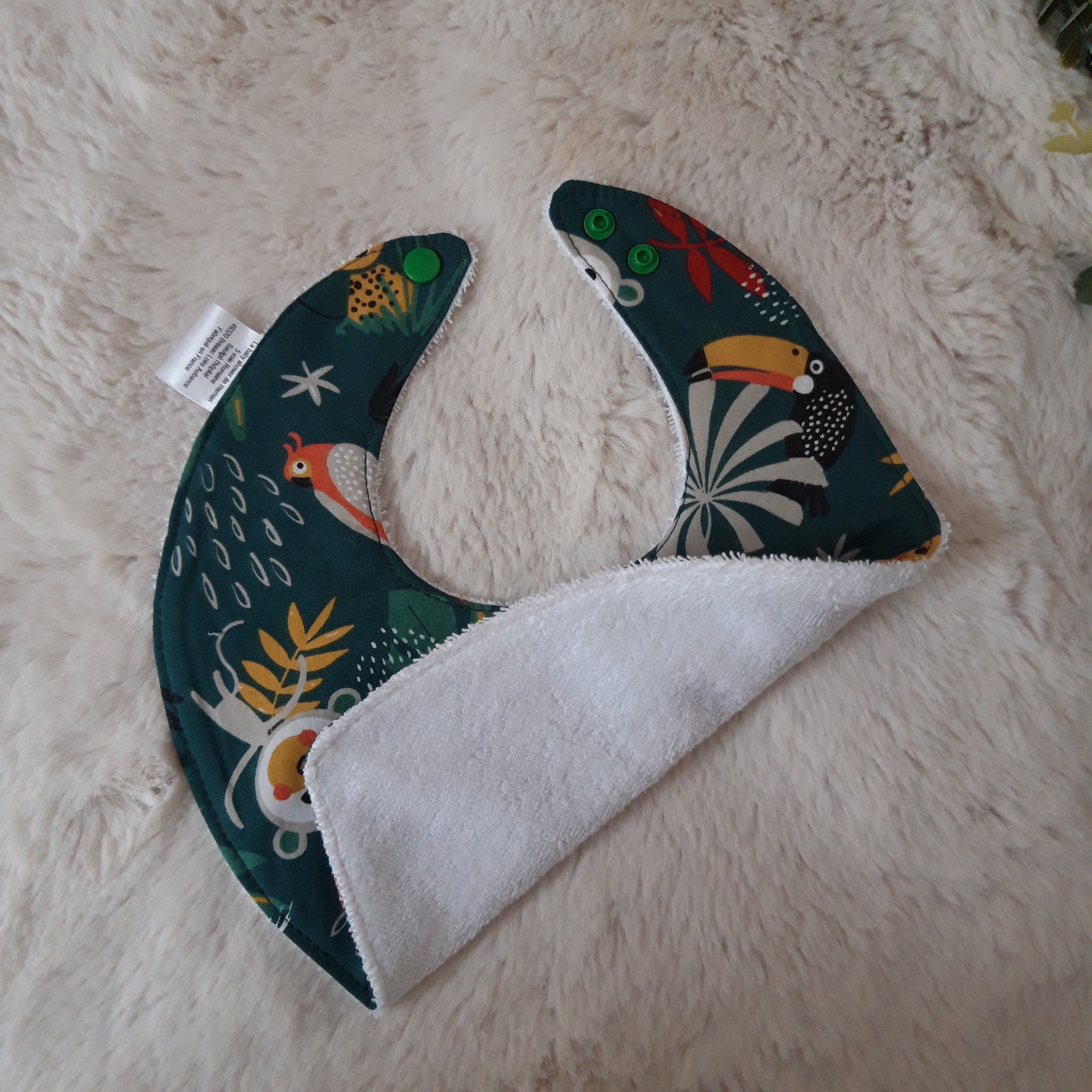 bavoir-bebe-bandana-eponge-coton-pression-baby-shower-maman-jungle-blanc