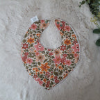Bavoir bandana - fleurs dans la verdure