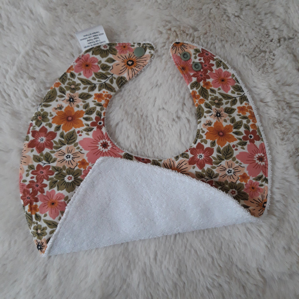 Bavoir bandana - fleurs dans la verdure