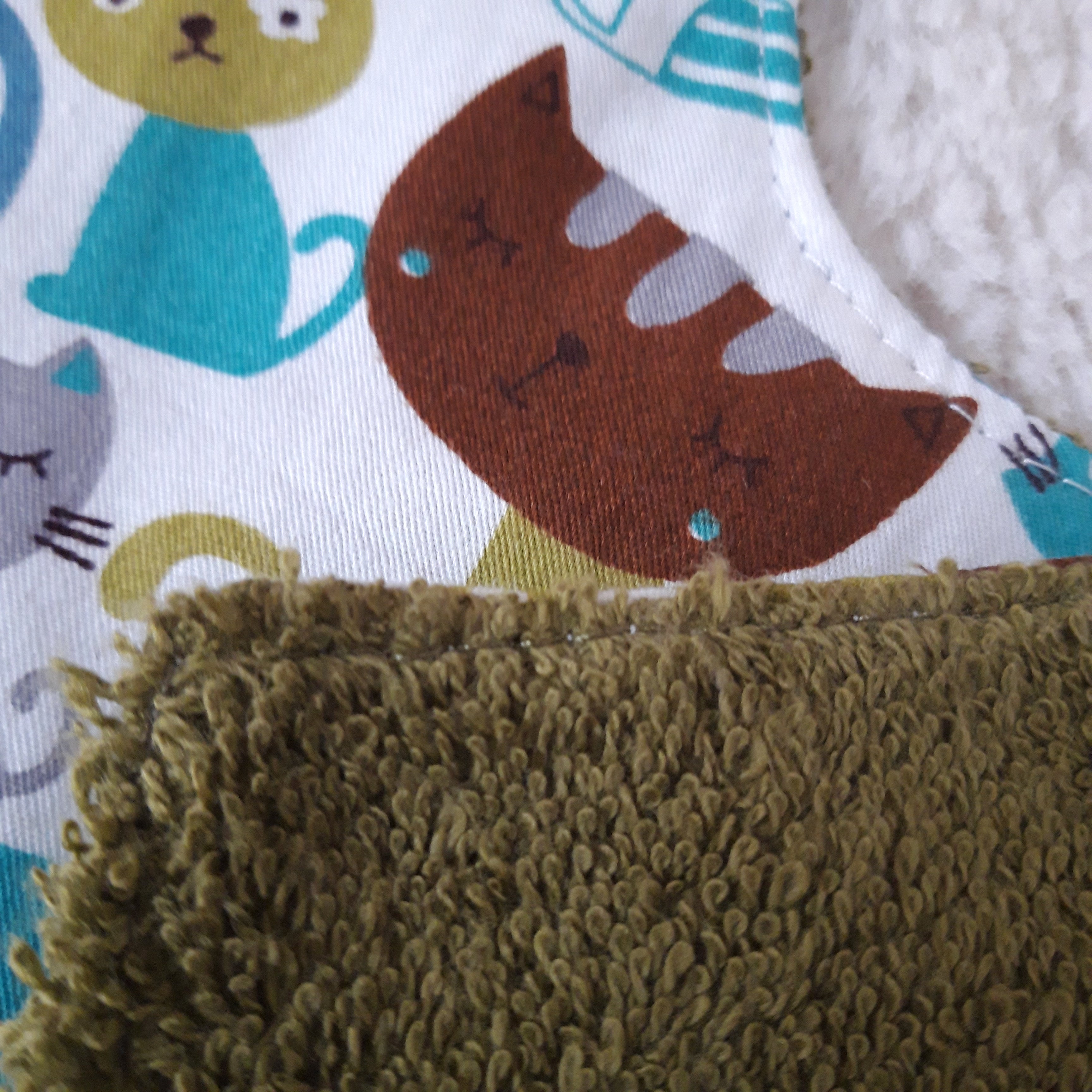 Bavoir bandana - Chats colorés - coton vert