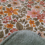 Bavoir élastique fleurs dans la verdure
