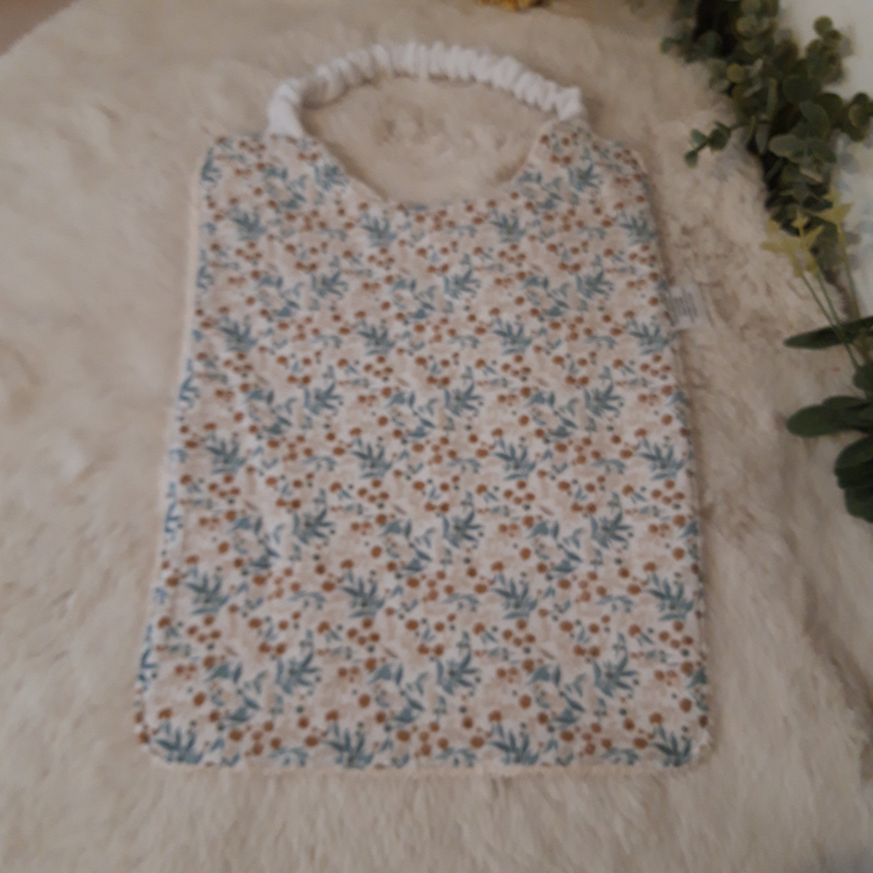 Bavoir élastique fleurs beiges et bleues