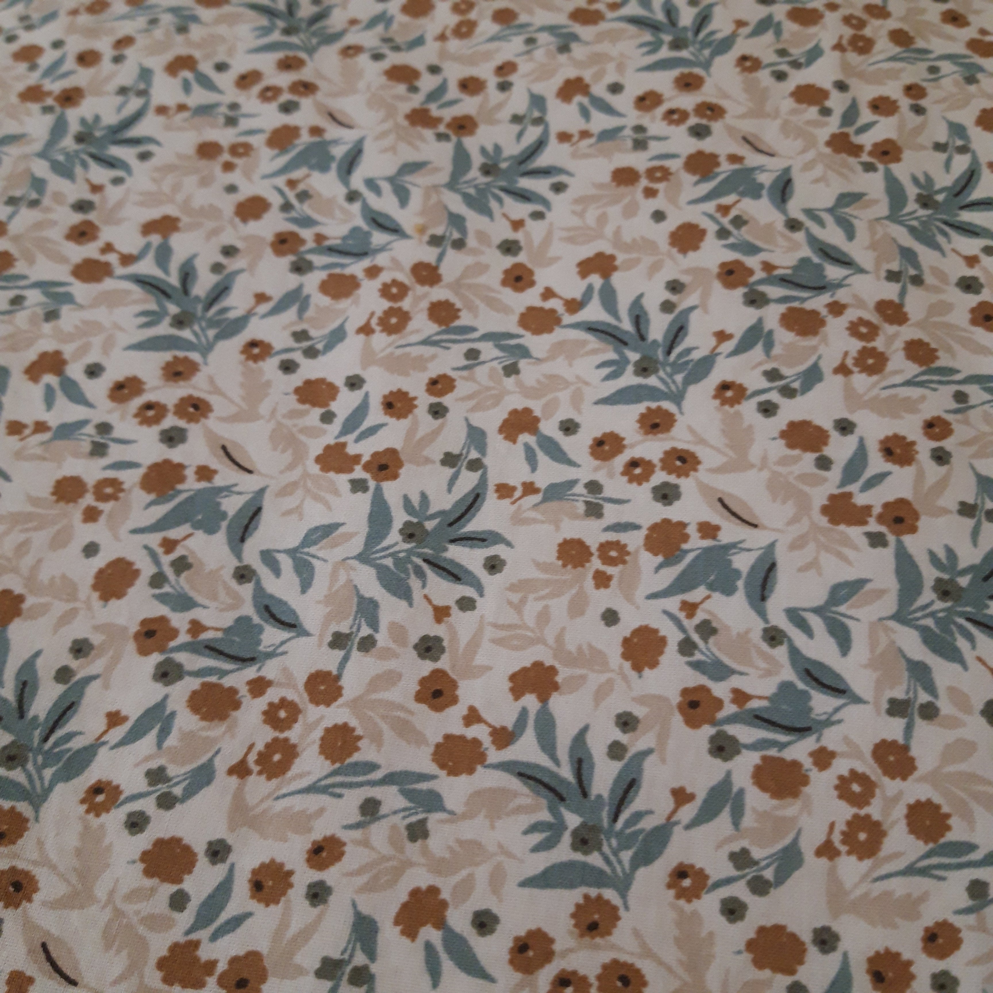 Bavoir élastique fleurs beiges et bleues
