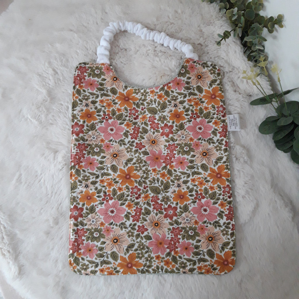 Bavoir élastique fleurs dans la verdure