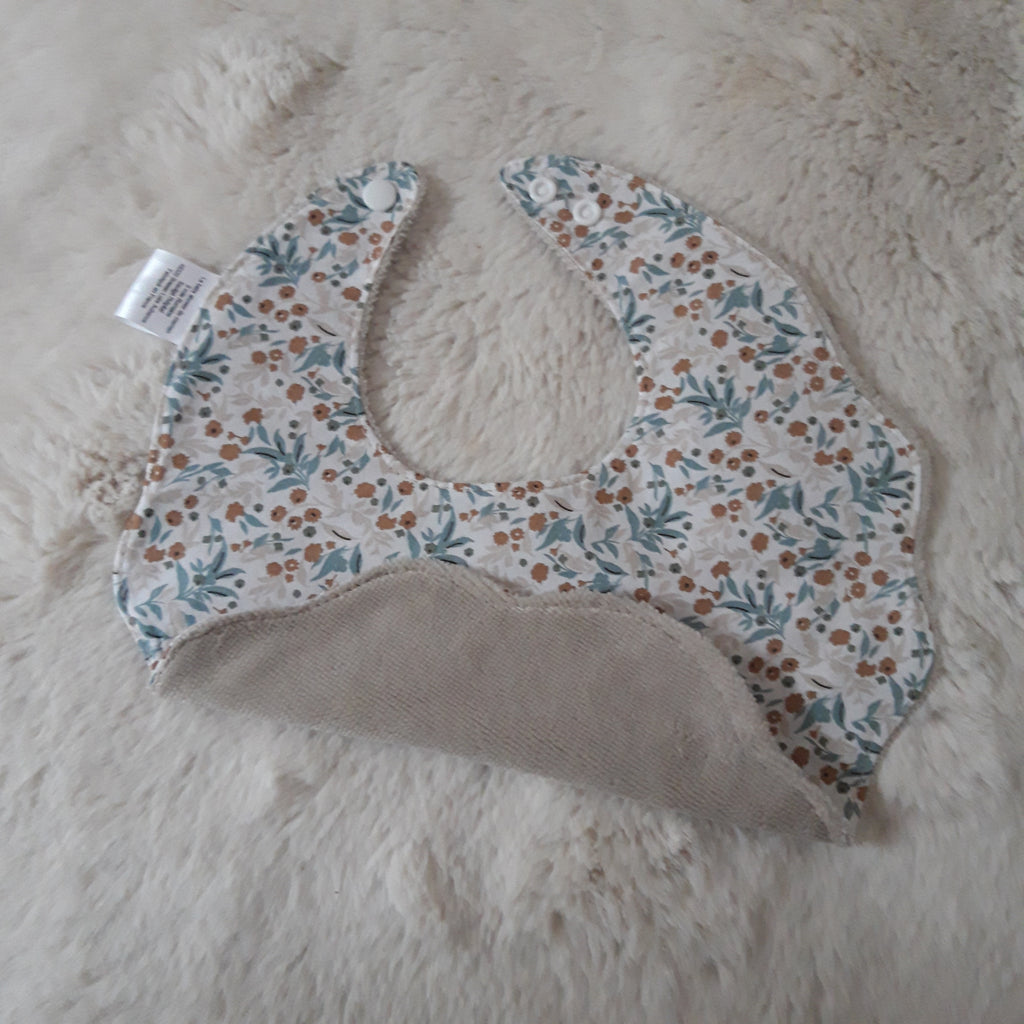 Bavoir fleur velours - fleurs beiges et bleues
