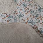 Bavoir fleur velours - fleurs beiges et bleues