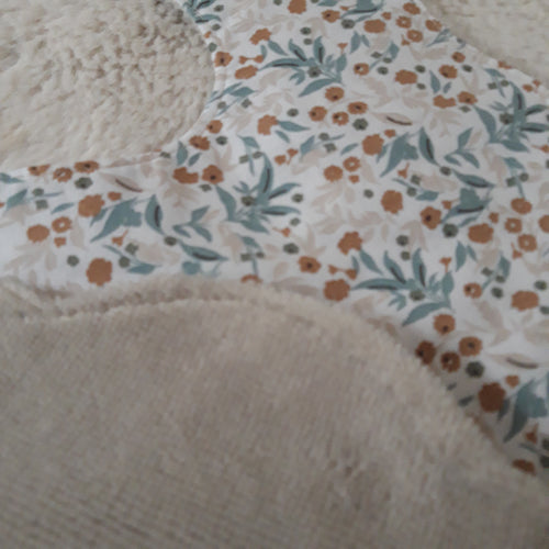 Bavoir fleur velours - fleurs beiges et bleues