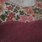Bavoir fleur velours - fleurs dans la verdure