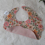 Bavoir fleur bambou - fleurs dans la verdure