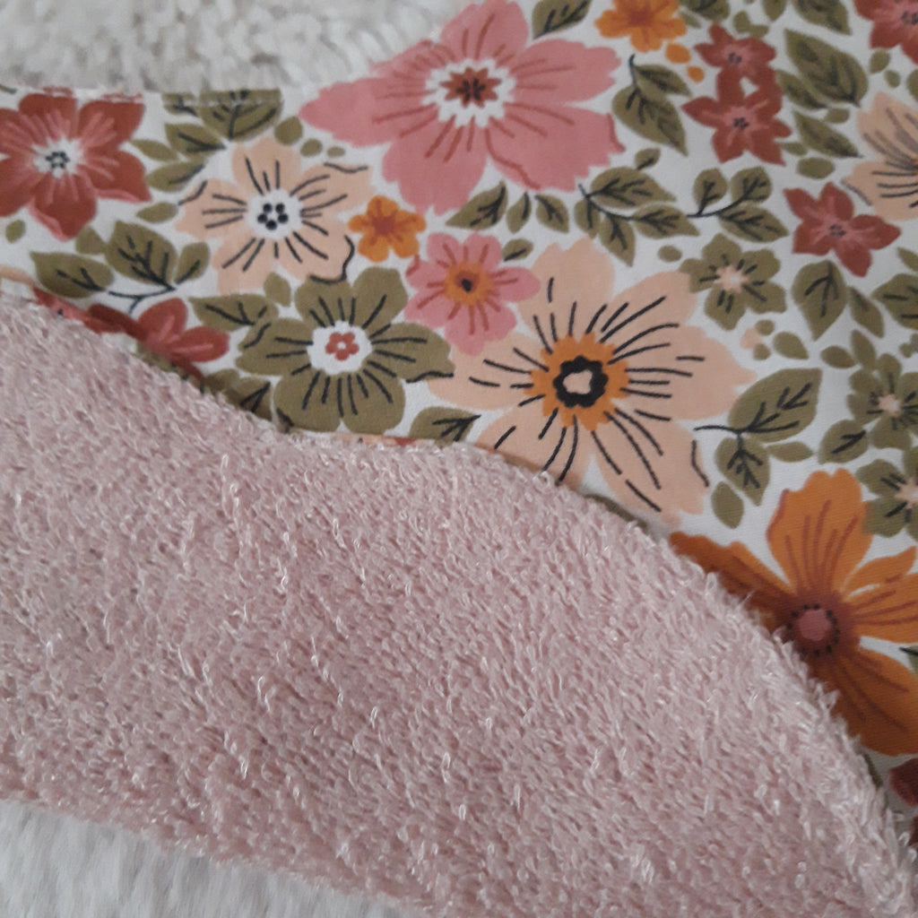 Bavoir fleur bambou - fleurs dans la verdure