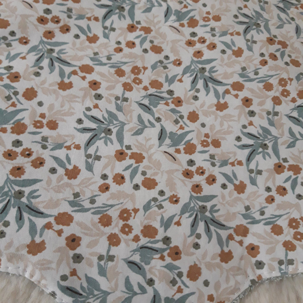 Bavoir fleur bambou - fleurs beiges et bleues
