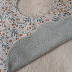 Bavoir fleur bambou - fleurs beiges et bleues