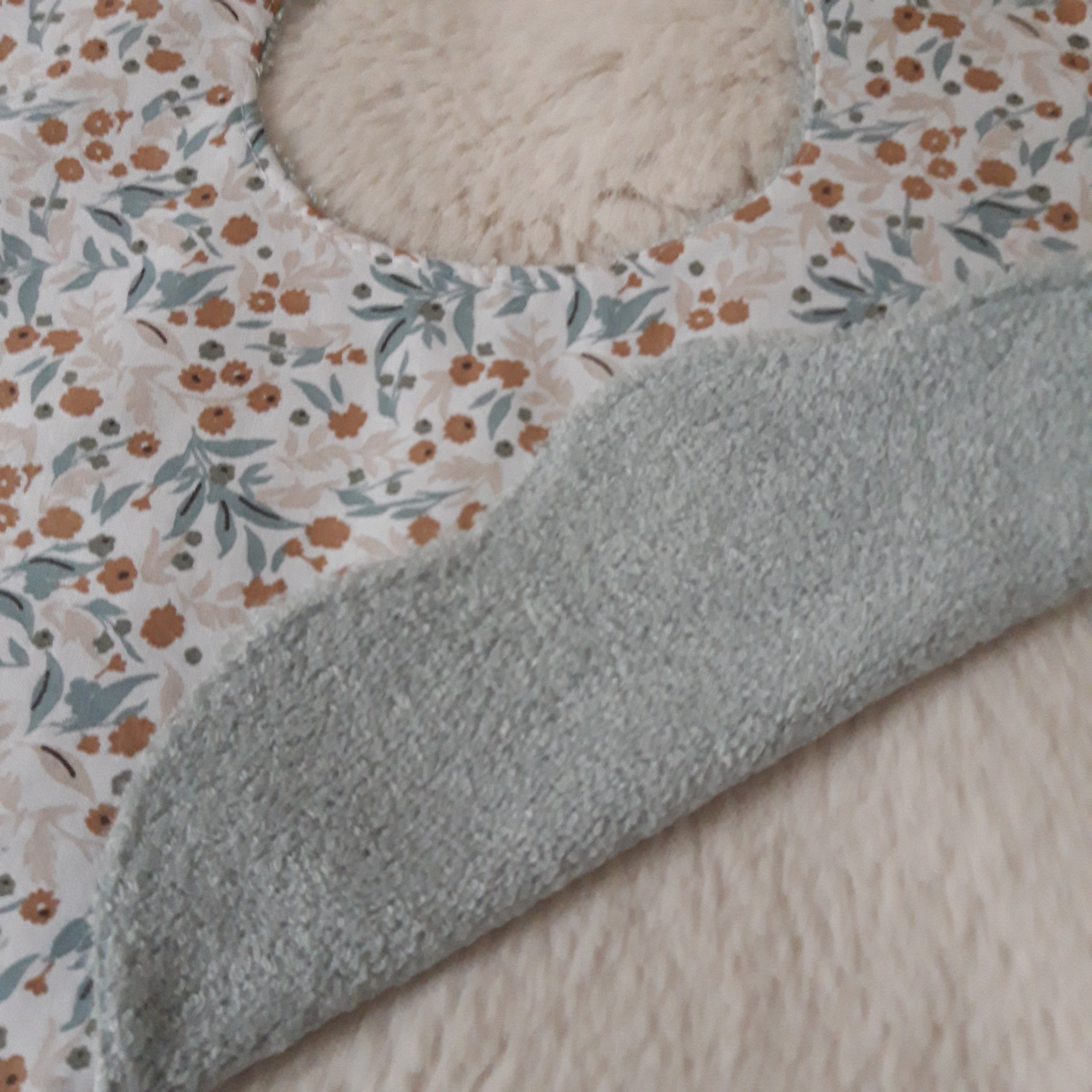 Bavoir fleur bambou - fleurs beiges et bleues